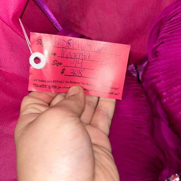 Lavish gown - Picture 6 of 6